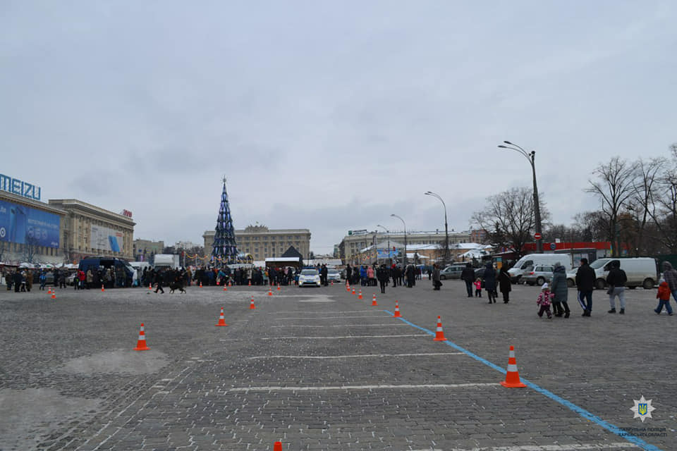 На площі Свободи діти та дорослі мали змогу поспілкуватися з копами (відео)