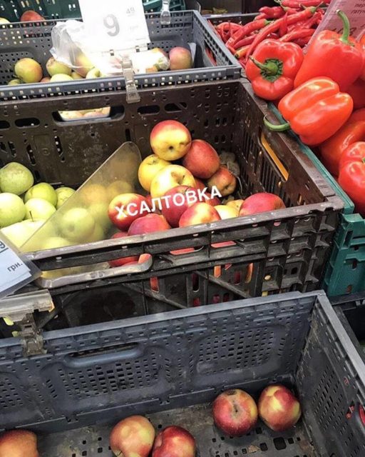 Посетители супермаркета в Харькове обнаружили в яблоках мышь (фото)
