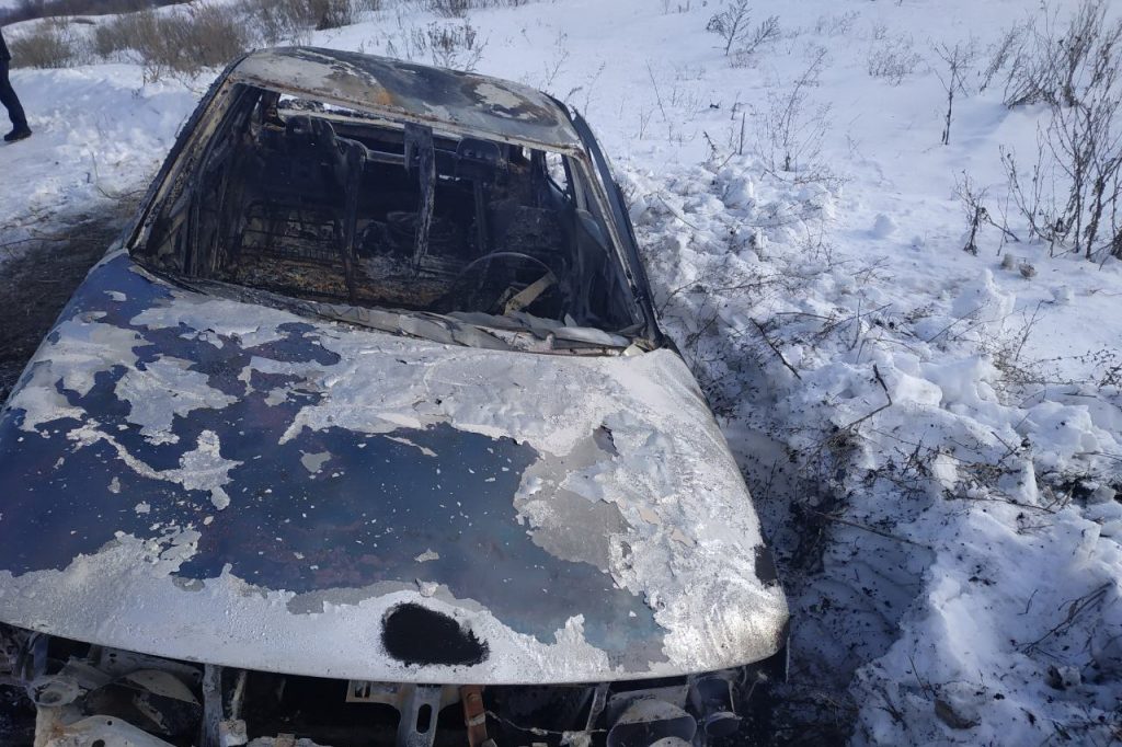 На Харьковщине в сгоревшей машине нашли тело человека (фото)