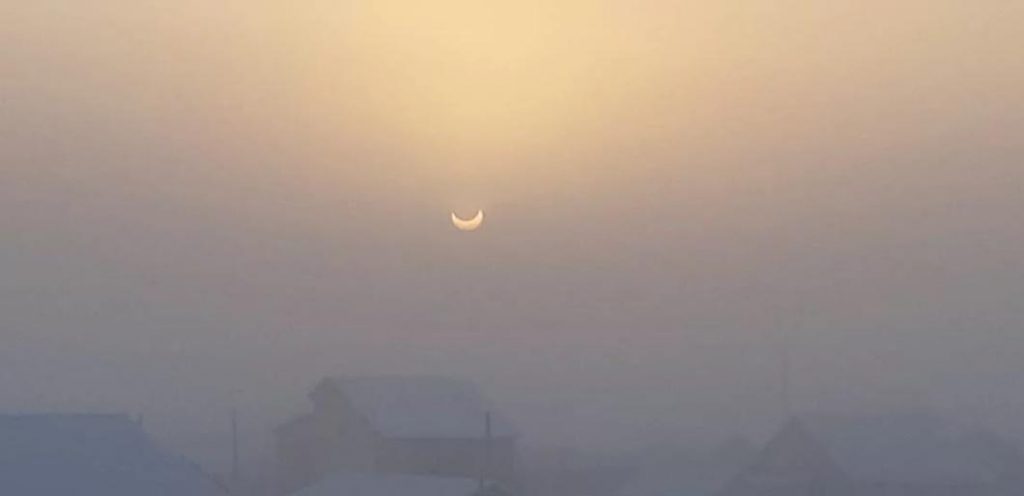 Первое солнечное затмение в 2019 году (фото)