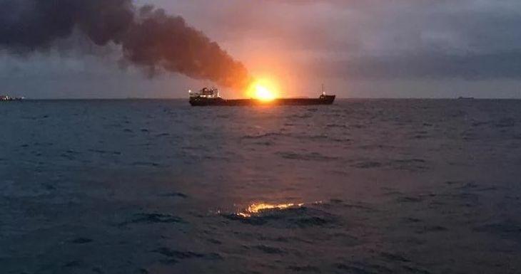 В Керченском проливе горят два судна