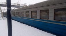 Пьяный пенсионер пытался зарезать молодого собутыльника в электричке на Харьковщине