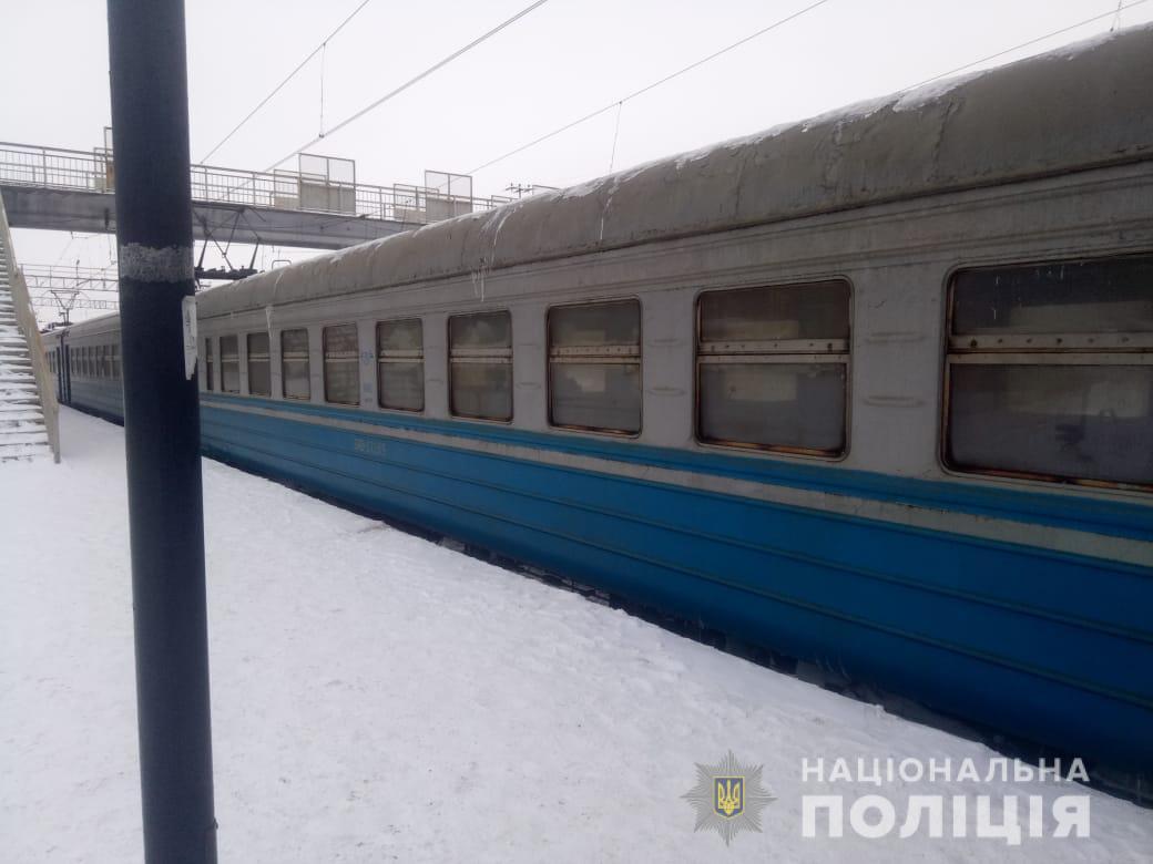 Пьяный пенсионер пытался зарезать молодого собутыльника в электричке на Харьковщине