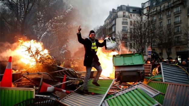«Желтые жилеты» во Франции стали более агрессивными (фото)