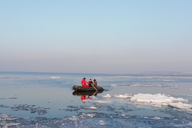 Зимняя рыбалка. Спасатели сняли со льдины четырех детей (фото)