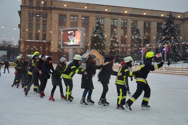 Спасатели покатались на коньках, чтобы предупредить граждан об опасности кататься на водоемах (видео, фото)
