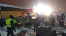 Как спасали харьковчанок, на которых обрушилась крыша недостроенного павильона (видео)