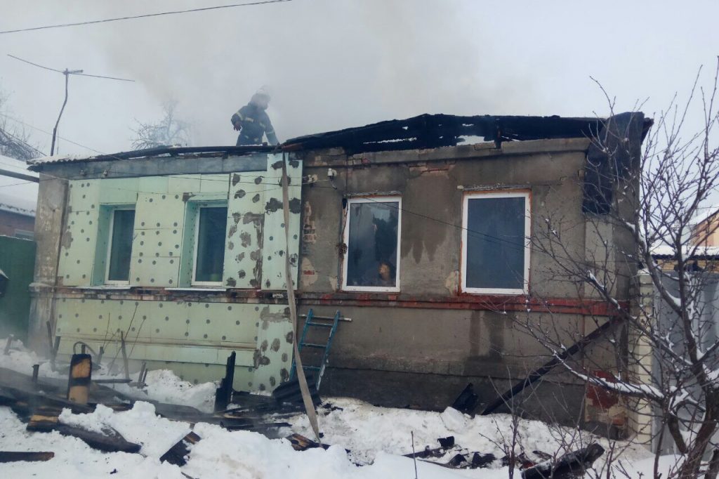 В Харькове горел частный дом: два человека пострадали