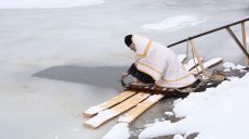 В дома харьковчан стала поступать освященная вода