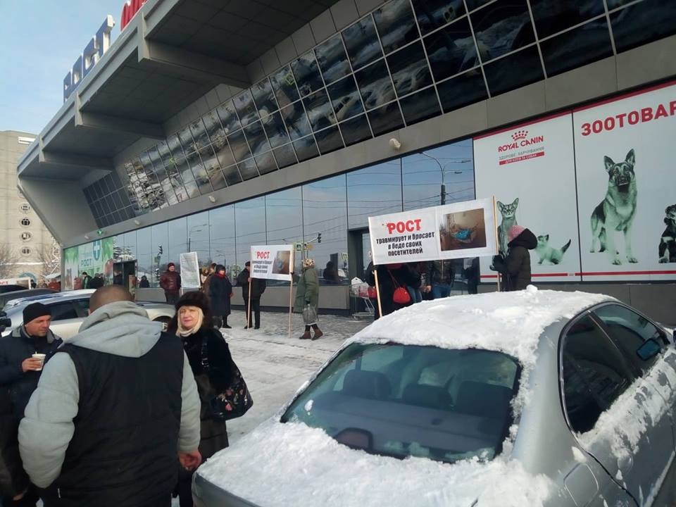 В харьковском супермаркете травмировалась женщина – граждане вышли на акцию протеста (фото)