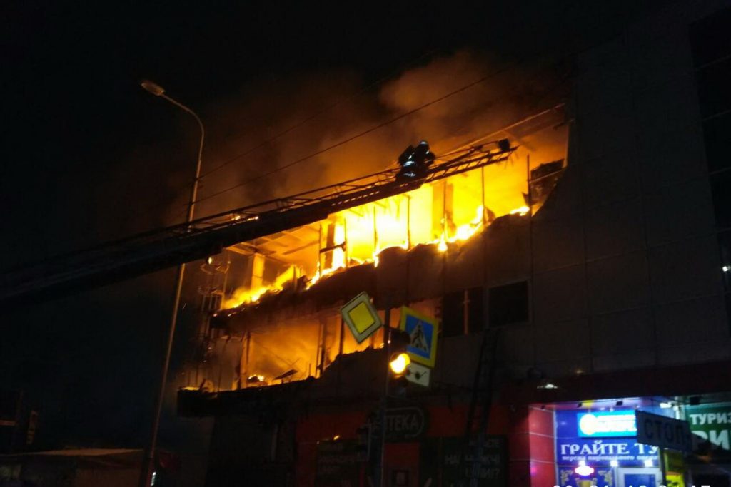 Причина пожара в ТРЦ в Харькове не установлена (фото)
