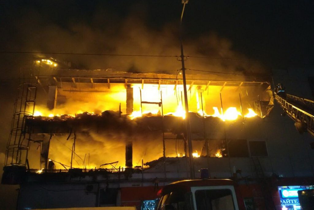 Появилось видео пожара в ТРЦ в Харькове