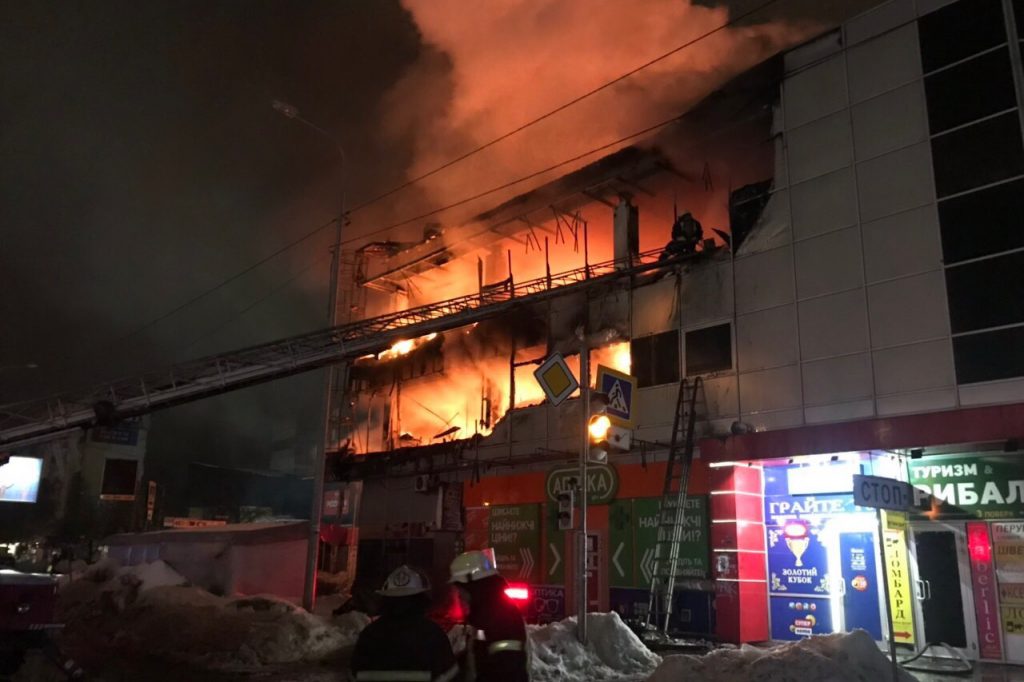 У Харкові спалахнув торговельний комплекс (відео)