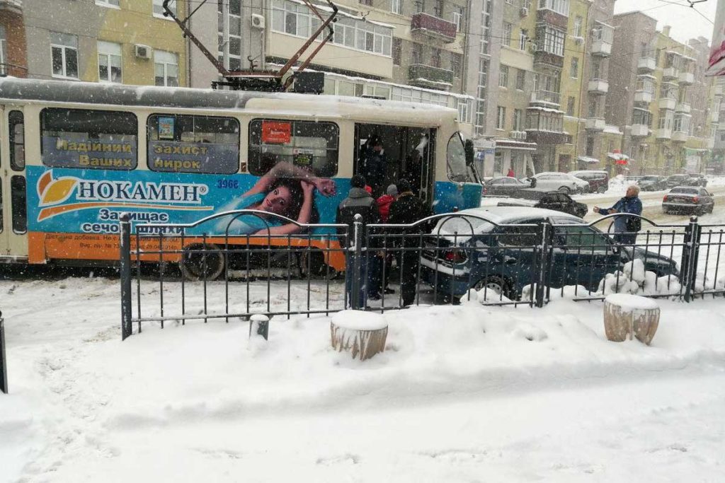 Пассажиры трамвая в Харькове помогли ему проехать (фото)