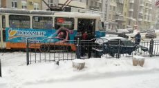 Пассажиры трамвая в Харькове помогли ему проехать (фото)