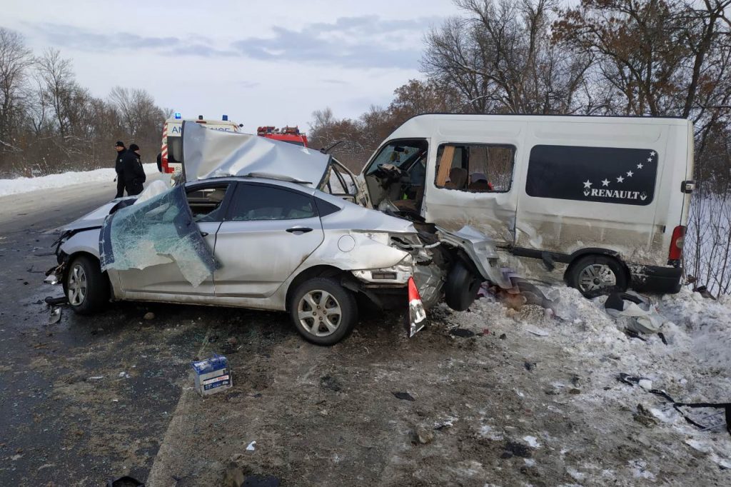 Спасатели освободили из искалеченных машин под Харьковом трех человек