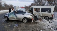 Спасатели освободили из искалеченных машин под Харьковом трех человек