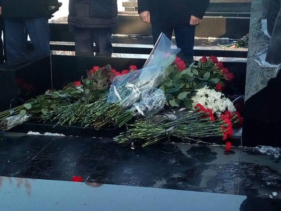 Годовщина смерти Кушнарева: близкие собрались на кладбище (фоторепортаж)