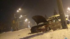 На Гагарина Opel Vectra врезался в столб (фото)