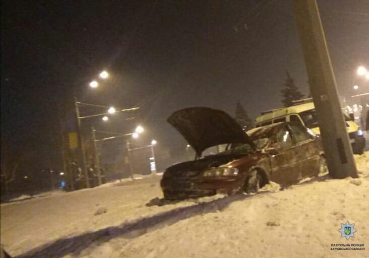 На Гагарина Opel Vectra врезался в столб (фото)