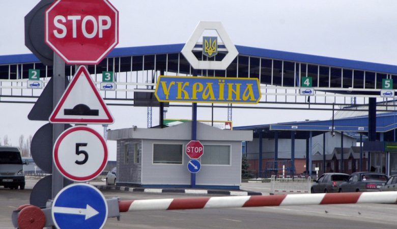 Климкин предложил сделать постоянным запрет на въезд россиян-мужчин в Украину