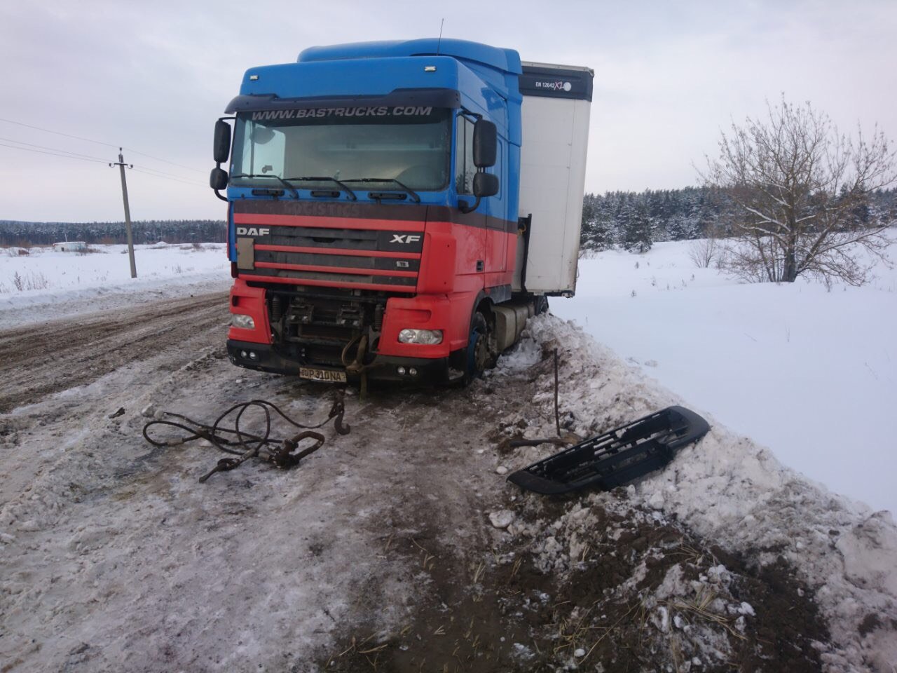 Спасатели вытащили из снежных заносов скорую и школьный автобус