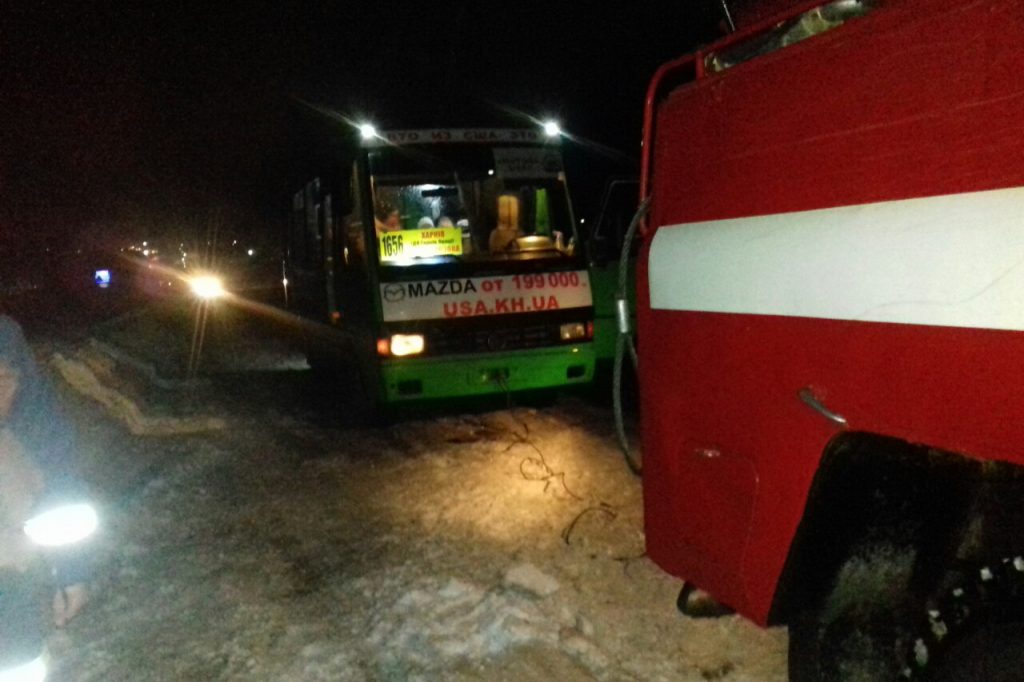 Харьковские спасатели вытащили застрявший рейсовый автобус (фото)