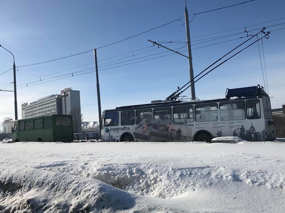 На Новых Домах троллейбусы остановились в пробке (фото)