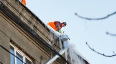 С водосточной трубы дома на Клочковской сняли трехметровую наледь