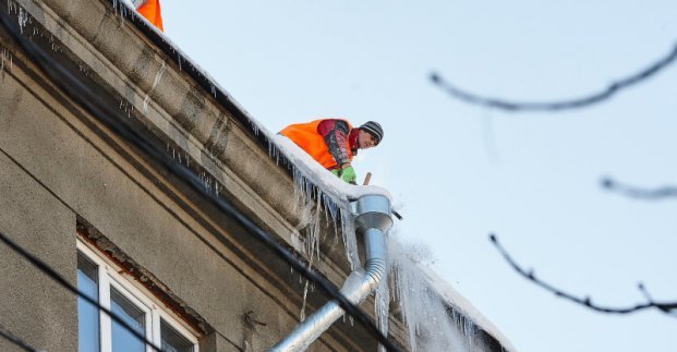 С водосточной трубы дома на Клочковской сняли трехметровую наледь