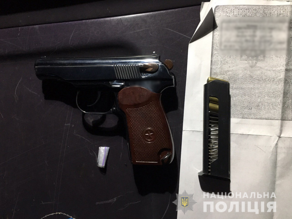 В Харькове задержали рецидивистов с оружием и наркотиками (фото)