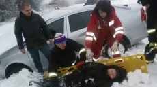 Спасатели достали из-под автомобиля сбитую женщину-пешехода (фото)