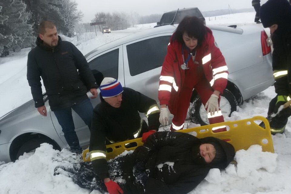 Спасатели достали из-под автомобиля сбитую женщину-пешехода (фото)