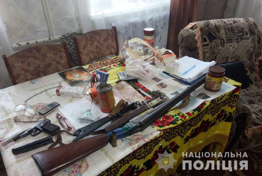 Под Харьковом у мужчины нашли дома оружие и боеприпасы (фото)