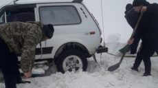 Полицейские вытащили машину, застрявшую в снегу (фото)
