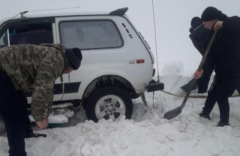 Полицейские вытащили машину, застрявшую в снегу (фото)