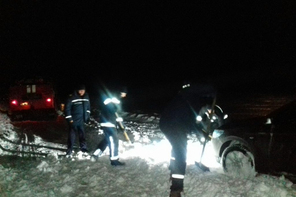 Спасатели на Харьковщине вытащили ночью из снежных заносов детей, рыбаков, фуры, «скорую», машину «Укрпочты» (фото)