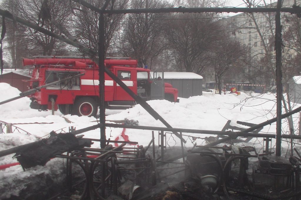 В Харькове в сгоревшей торговой палатке найден мертвый бомж (фото)