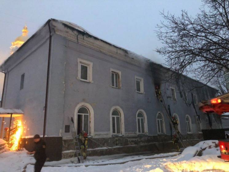 Киево-Печерскую лавру поджег пьяный бомж, — полиция (фото, видео)