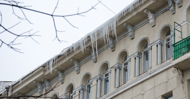 Городские власти предупредили харьковчан об опасности сосулек