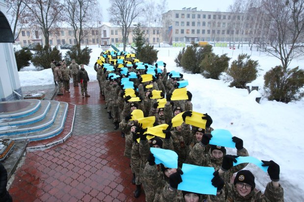 Харьковские кадеты провели флешмоб ко Дню Соборности Украины