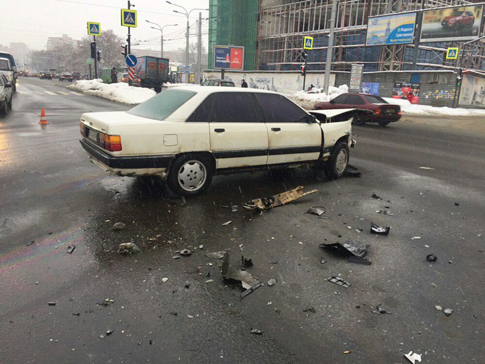 На Гагарина столкнулись Audi 100 и ВАЗ (фото)