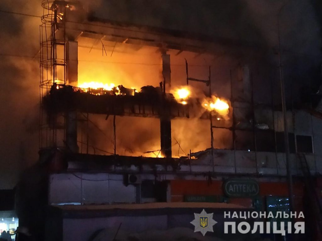 В сгоревшем ТРЦ в Харькове размещались магазины и ломбард (фото)
