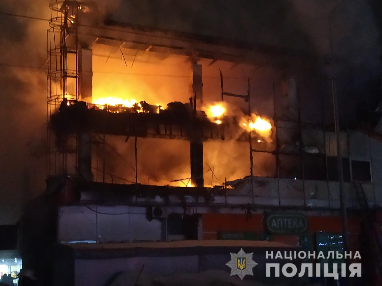 В сгоревшем ТРЦ в Харькове размещались магазины и ломбард (фото)