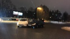 На трамвайных путях столкнулись Nissan и Peugeot (фото)