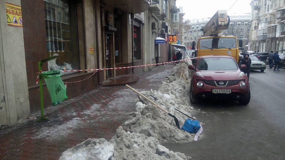 В Харькове убирают сосульки (фото)