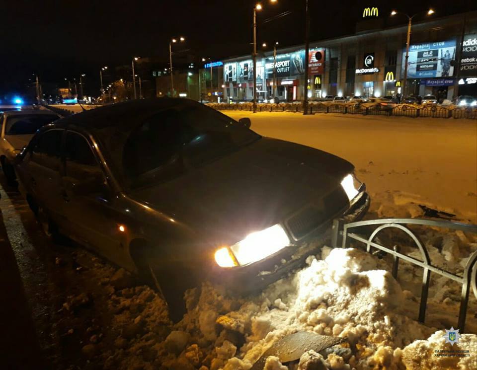 На Московском проспекте авто врезалось в забор (фото)