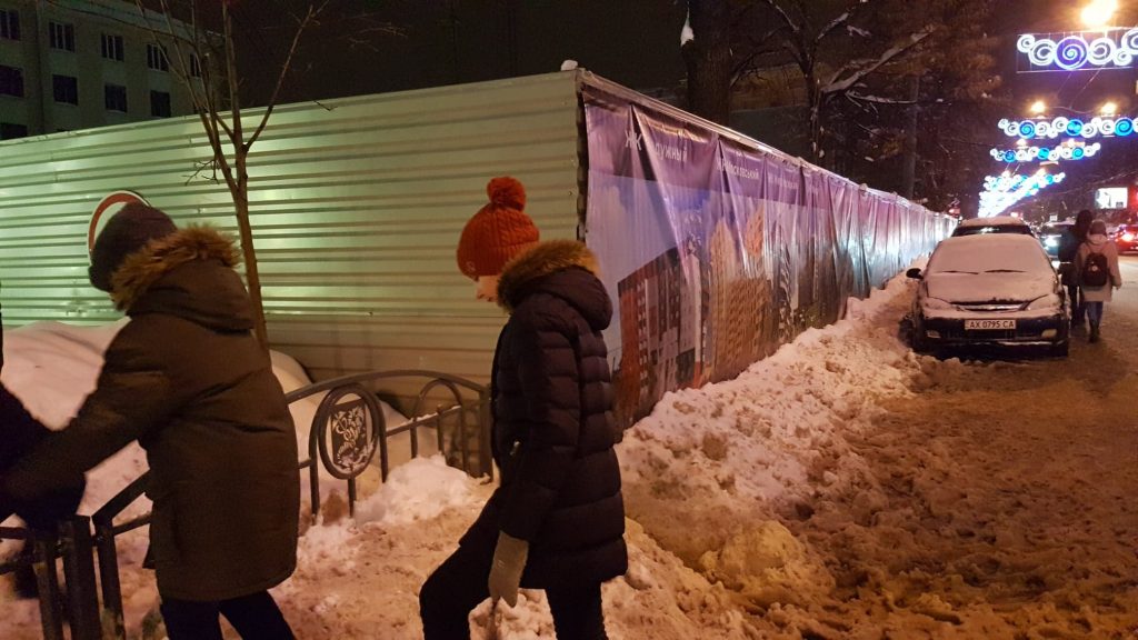На Сумской из-за новостроя закрыли тротуар для пешеходов (фото)