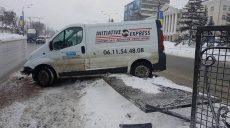 На проспекте Гагарина автомобиль снес ограждение (фото)