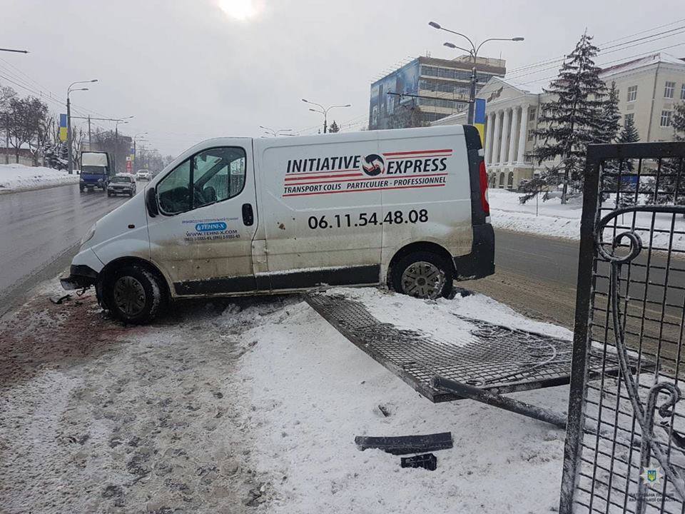 На проспекте Гагарина автомобиль снес ограждение (фото)